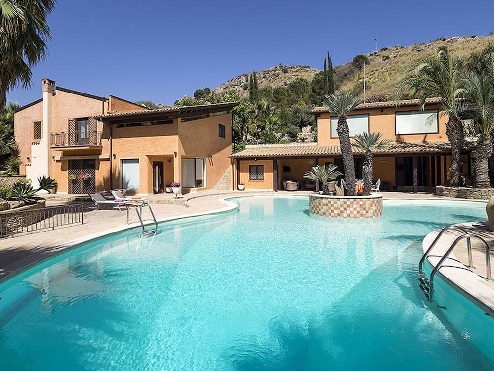 Exclusive Luxury Villa in Agrigento with Private Pool, Hot Tub, Bbq