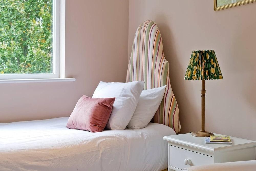 4 Bedroom House, Holland Park 2