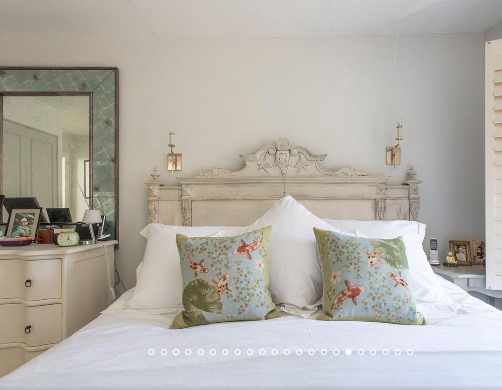 3-Bedroom Mews House with Optional Parking 1