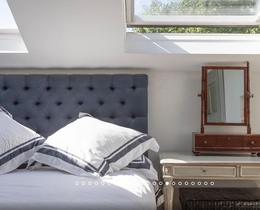 3-Bedroom Mews House with Optional Parking 2