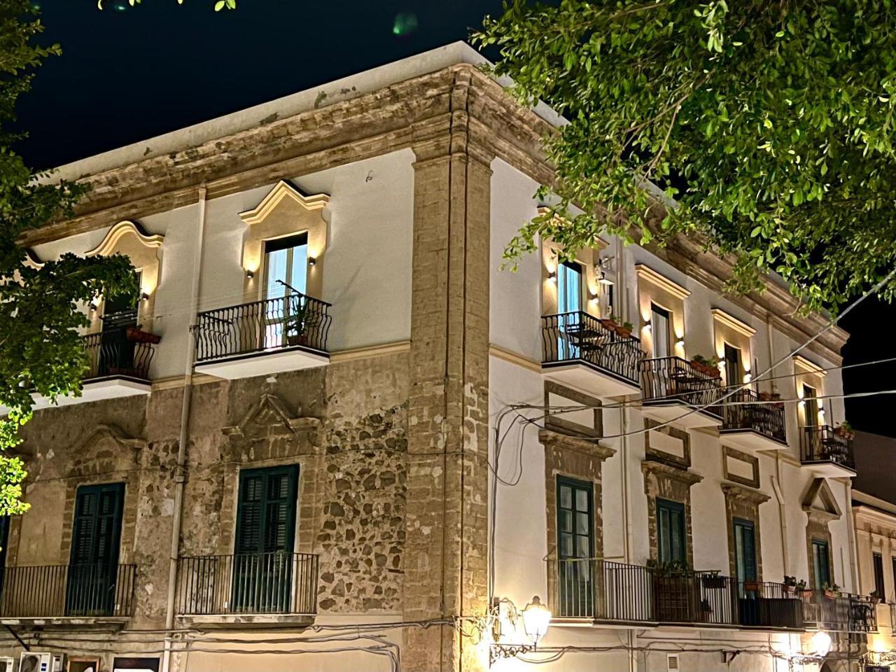 Cortile Umberto I 1