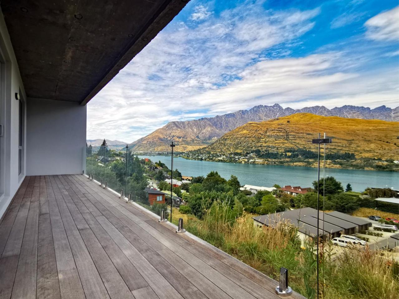 One Bedroom Unit with Panoramic Views 2