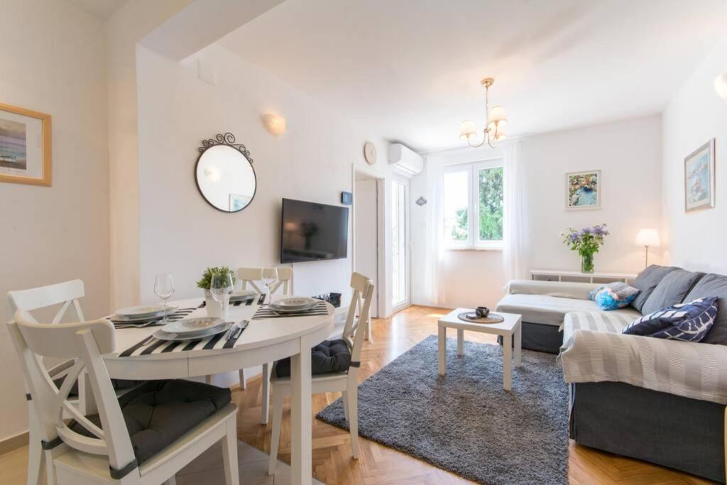 Flora Three Bedroom Apartment Near Beach