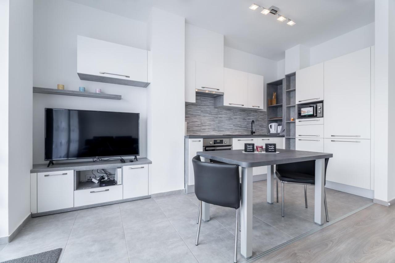 Bpr Chic White Home with Terrace & A/C & Garage