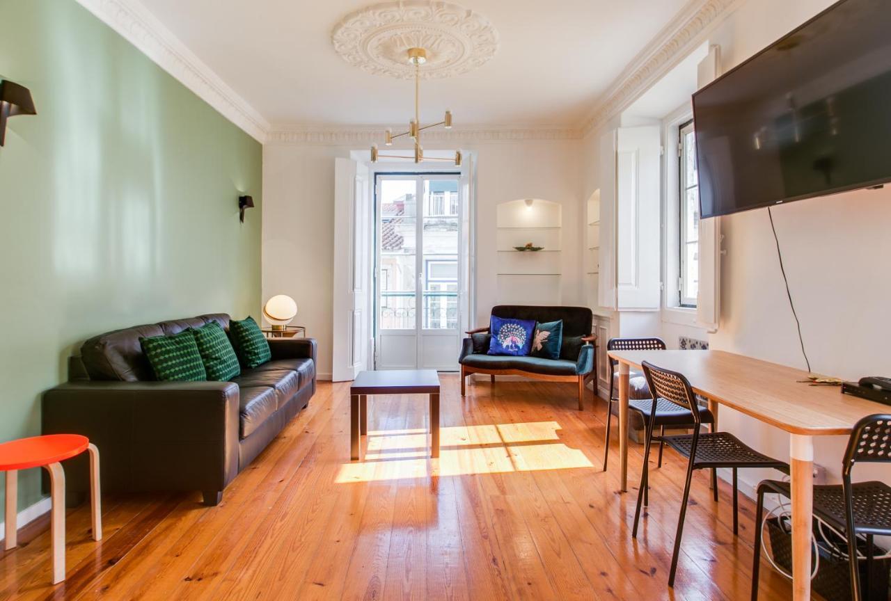Spacious, Bright And Newly Renovated 2 Bedroom Apartment, Lisbon Historical Center, Madragoa 1