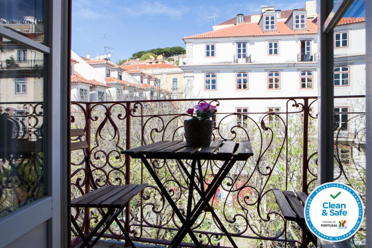 Alfama Sophisticate Flat with Balconies 2bedrs 2baths & AC in 19th Century Building Historic Center