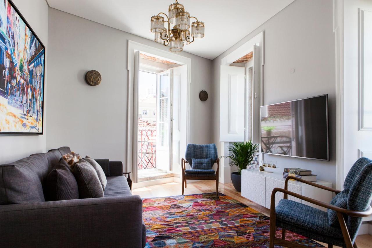 Alfama Sophisticate Flat with Balconies 2bedrs 2baths & AC in 19th Century Building Historic Center 2