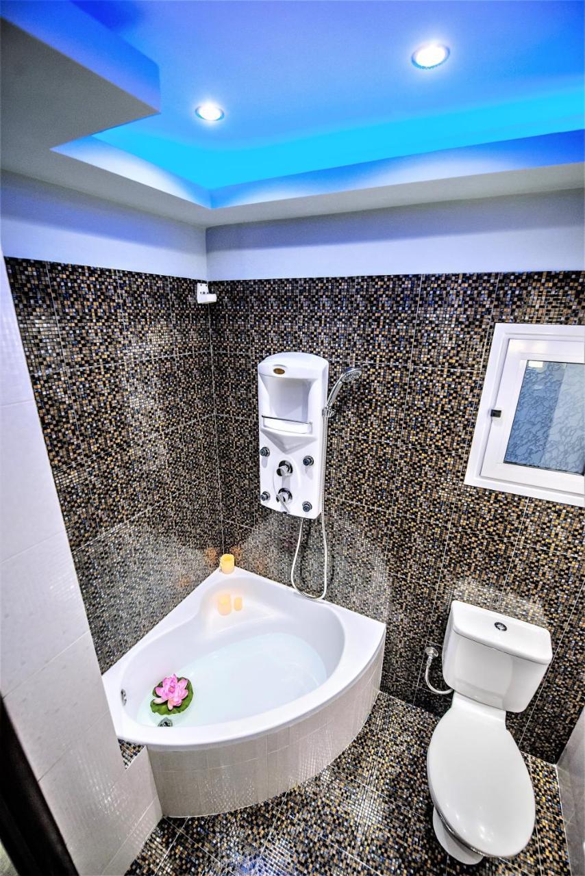 One of a Kind Luxury Apartment in City Center Near Helexpo 2