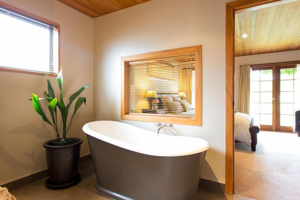 Glenorchy Lake House 2