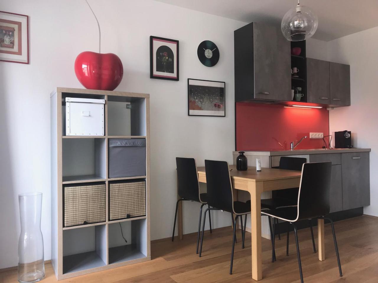 Red Flower Apartment with Pool - 5 Min To Lake