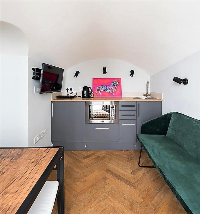 Newly Refurbished Flat with Patio. by Hyde Park
