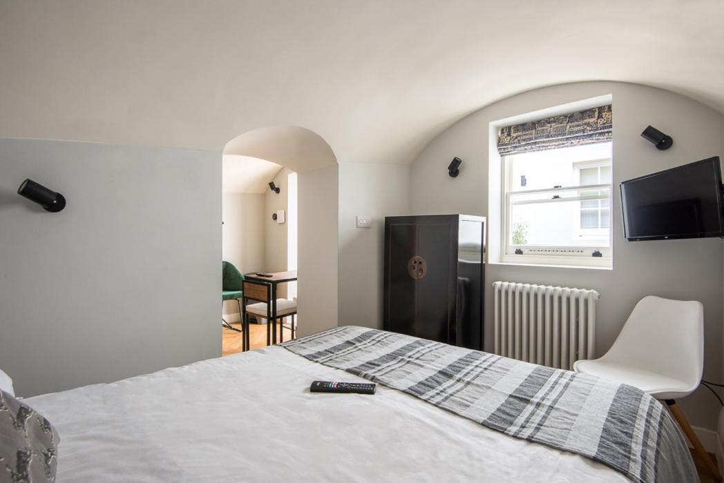Newly Refurbished Flat with Patio. by Hyde Park 2
