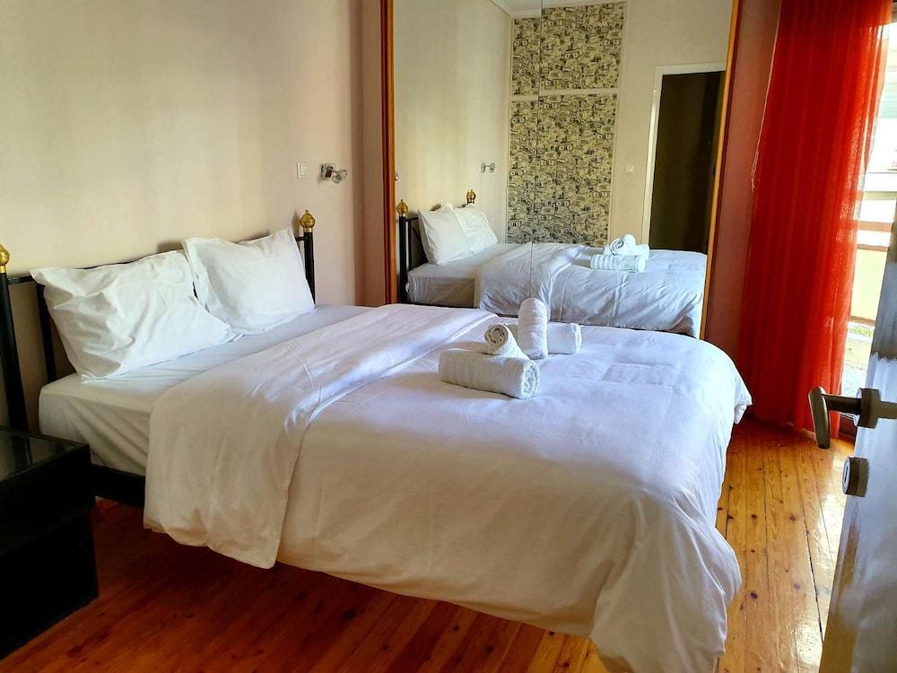White And Wood Nilie Hospitality Mgmt