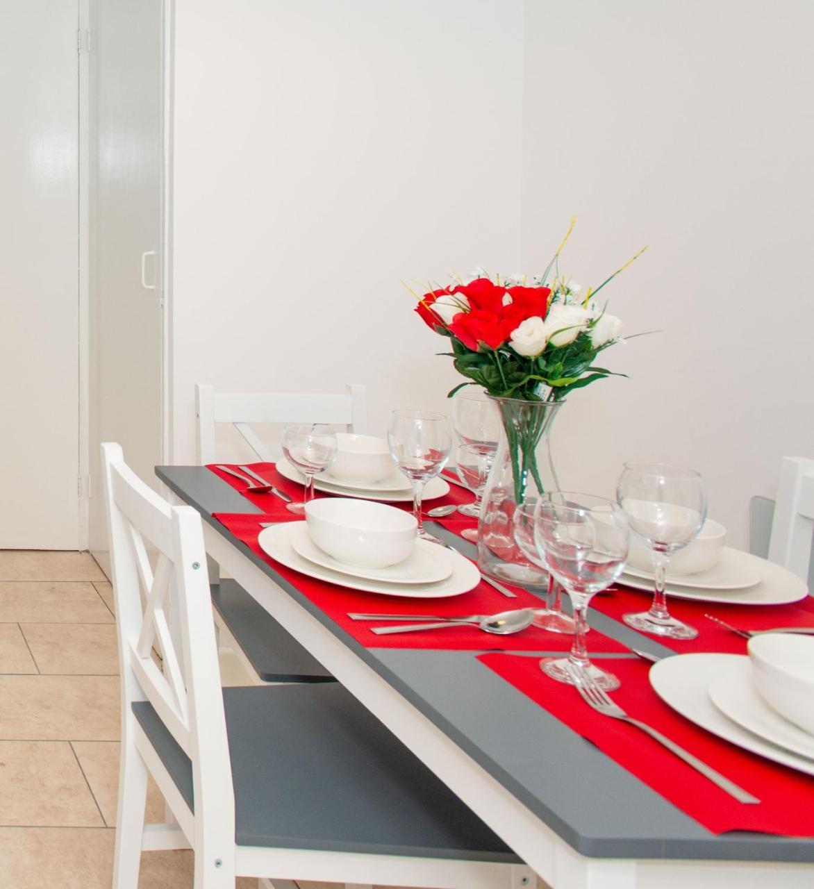 Stunning Four Bedroom House Close To Excel, O2 & Central London with Free Parking 1