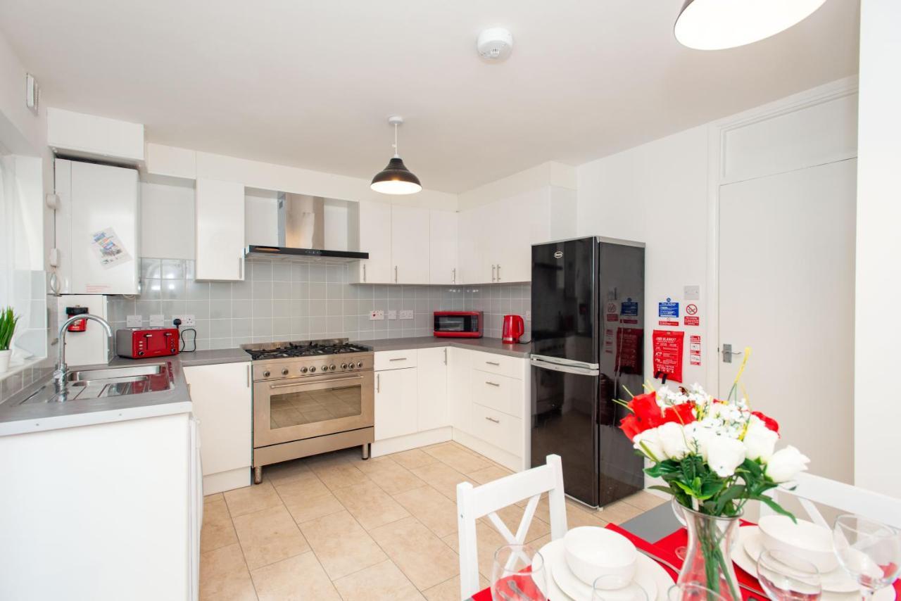 Stunning Four Bedroom House Close To Excel, O2 & Central London with Free Parking