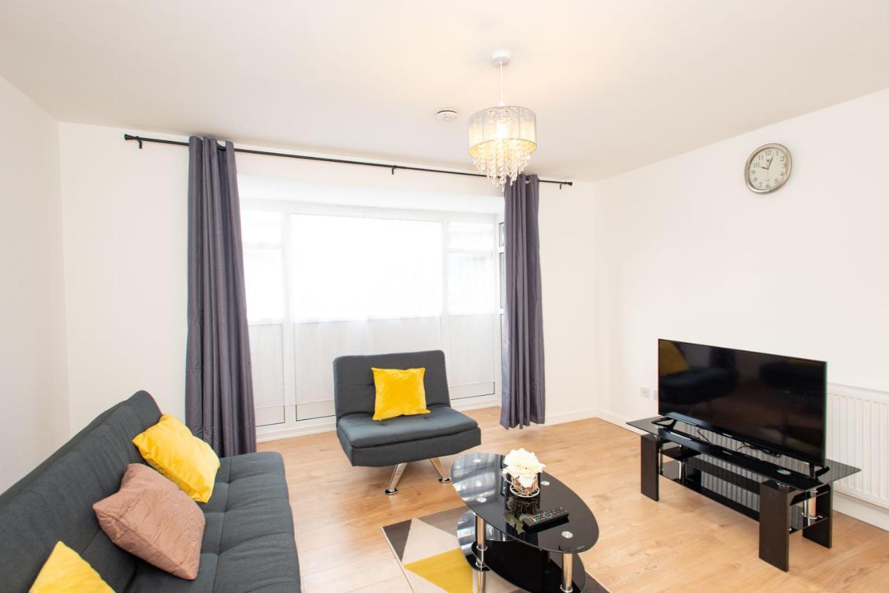 Stunning Four Bedroom House Close To Excel, O2 & Central London with Free Parking 2
