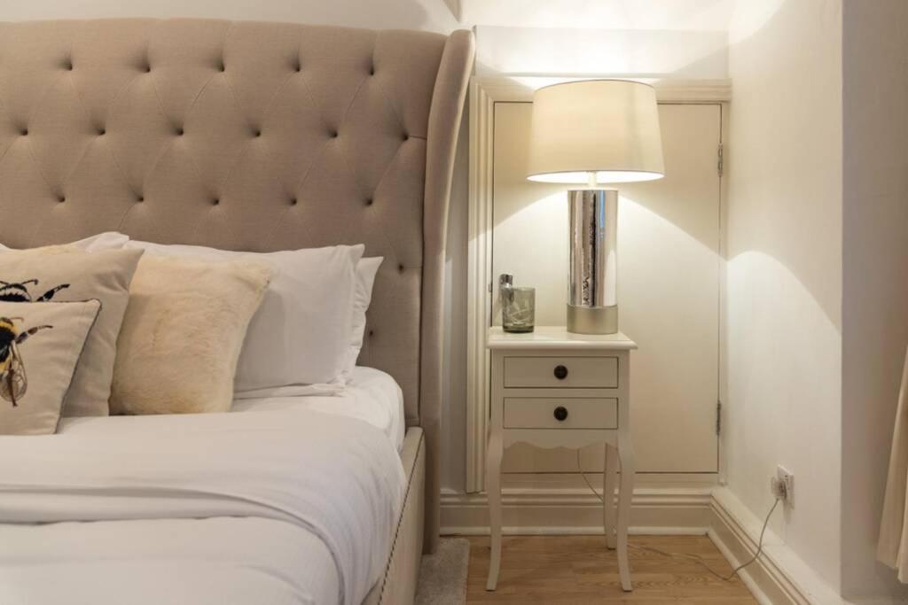 Discounted Flat W Lovely Terrace Near King's Road 1