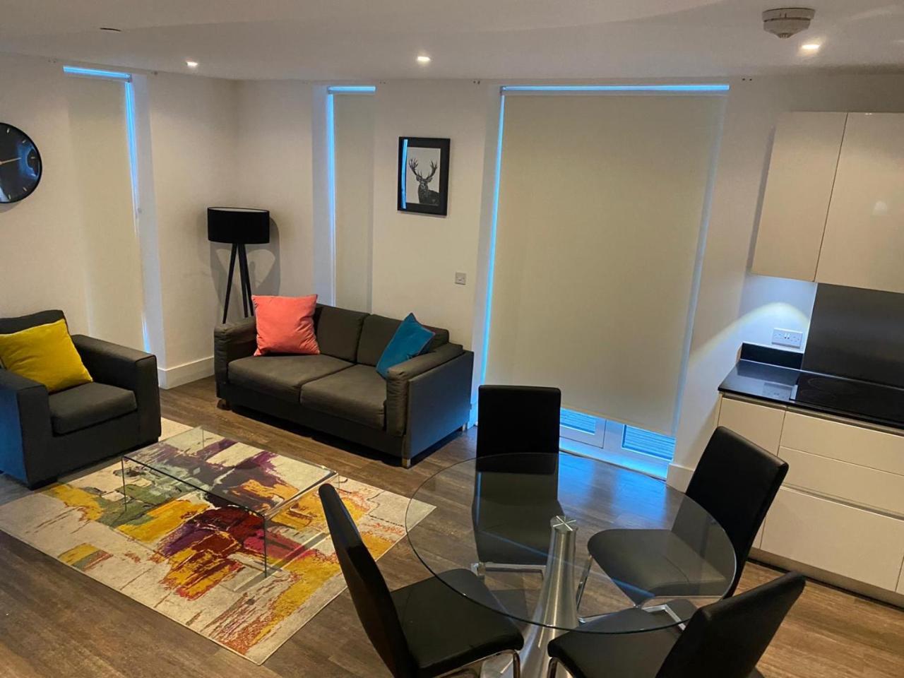 High View Two Bedroom Apartment in Woolwich 2