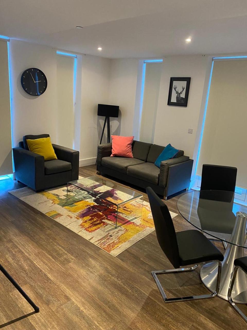 High View Two Bedroom Apartment in Woolwich 1