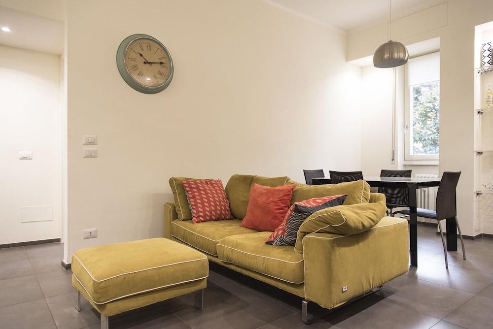 2 Bedrooms Flat with Parking Near Metro Stop