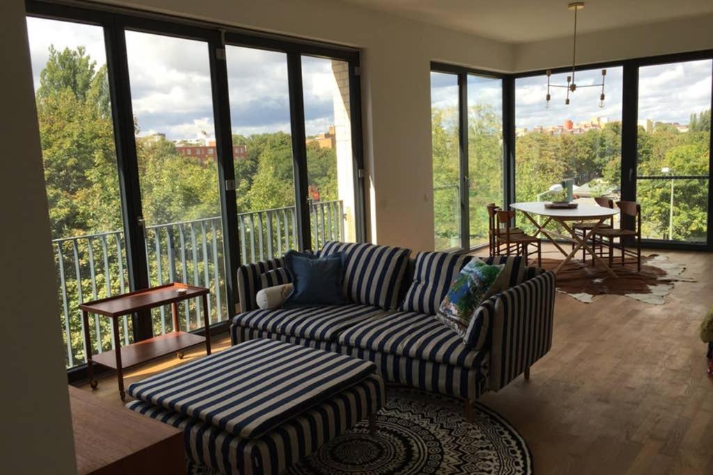 2 Bedroom Mauerpark-Apartment, Berlin Mitte View Calendar