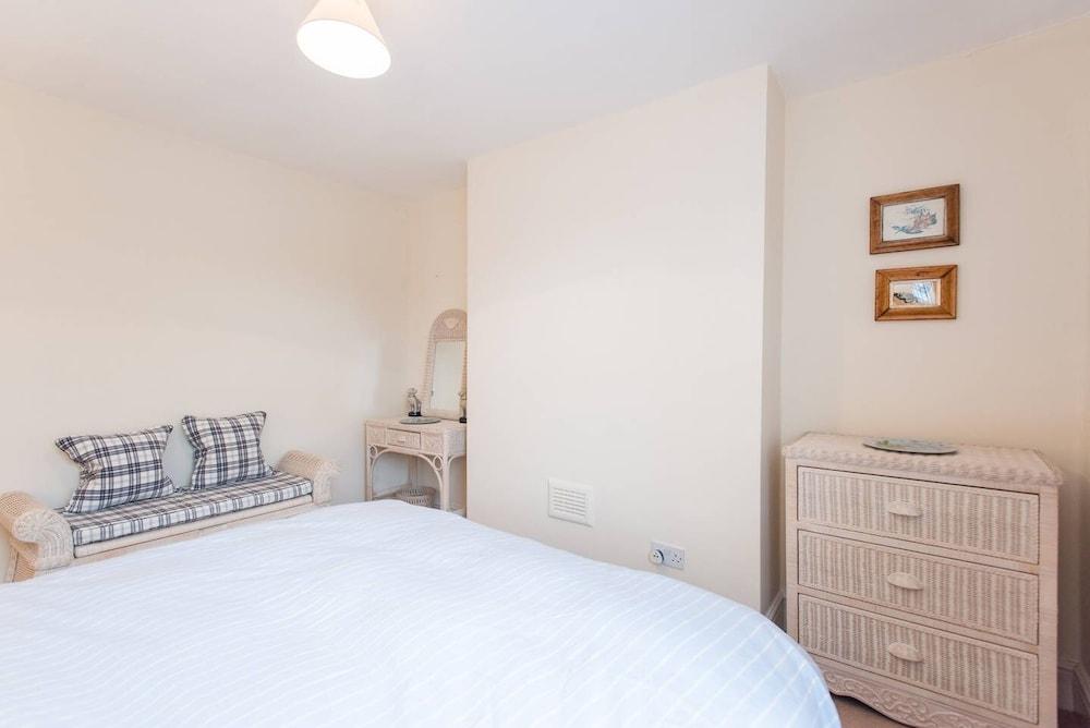 Joivy Stylish 3 Br House with Patio, Short Walk To Regents Park & Harley Street 2
