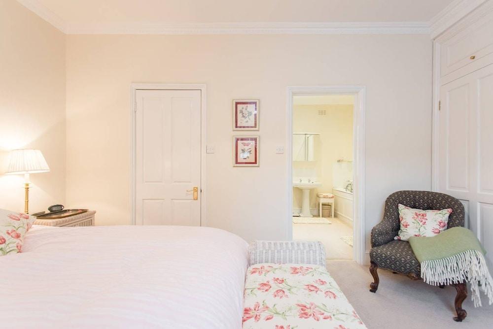 Joivy Stylish 3 Br House with Patio, Short Walk To Regents Park & Harley Street 1