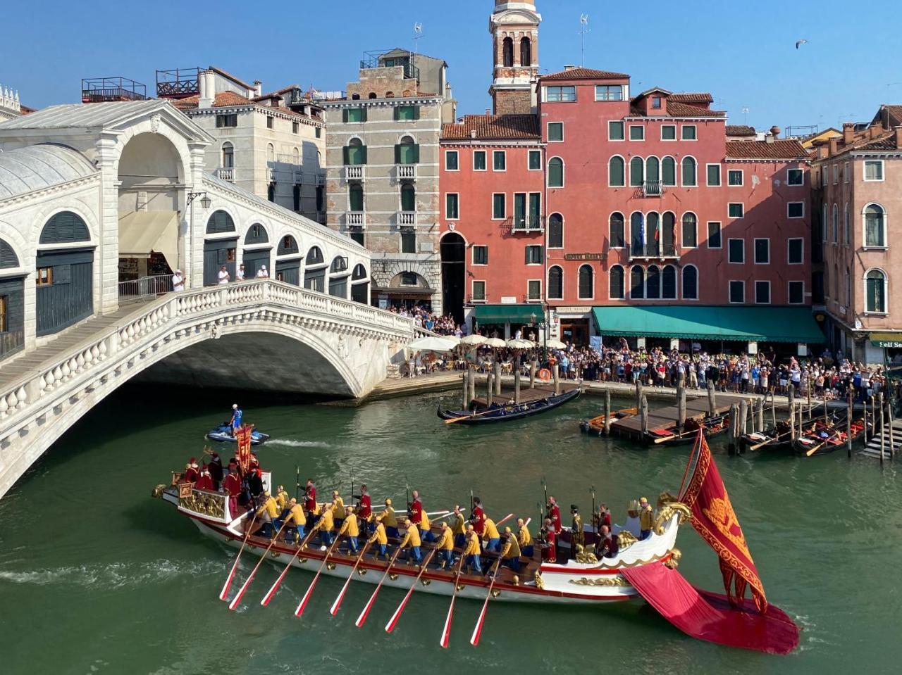 Rialto Apartment with Canal Grande View 1