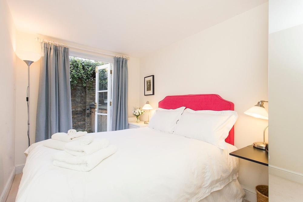 Joivy Modern 2 Bed Flat in Central London, Sleeps 6 1