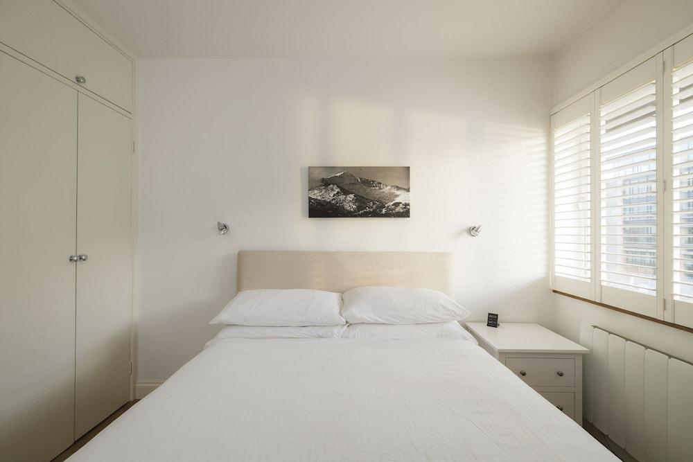 Joivy Sublime 1 Bed Flat with Thames View 1