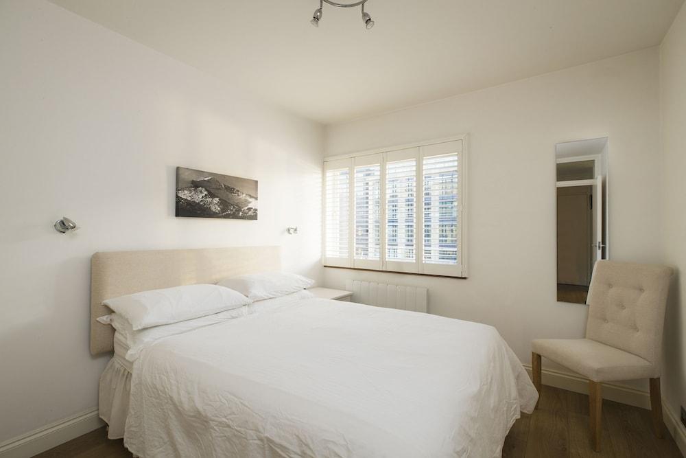 Joivy Sublime 1 Bed Flat with Thames View