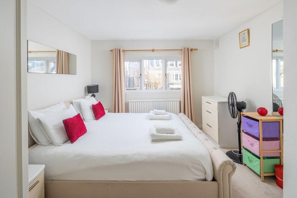 Joivy Social Distancing for 4 in Earl's Court 1