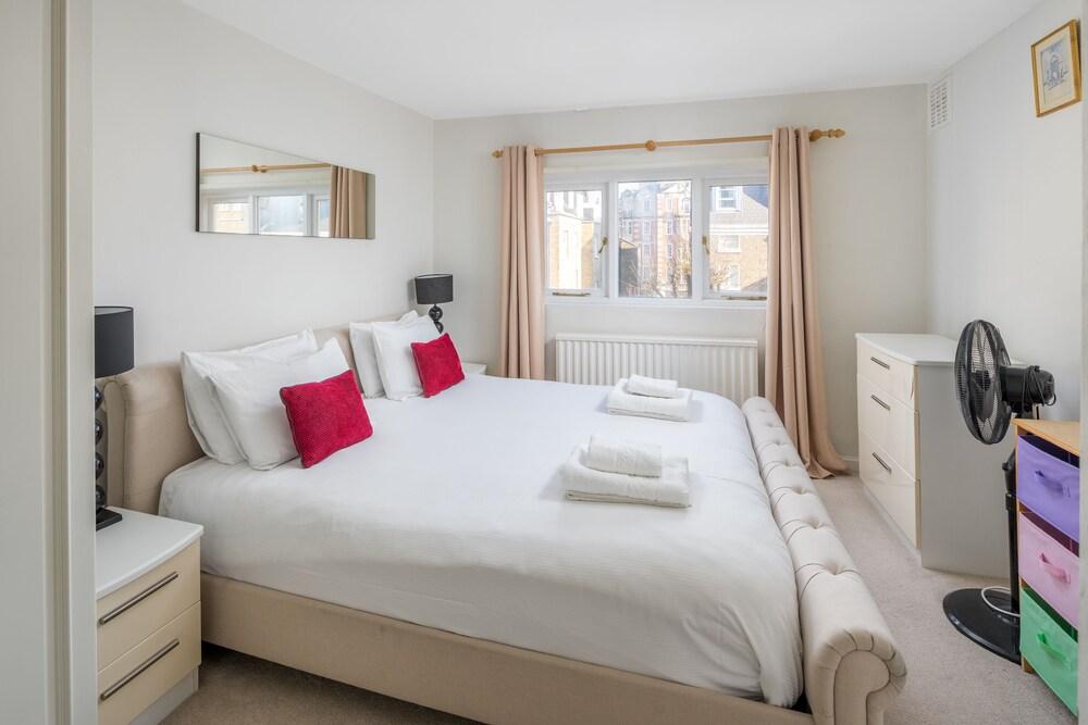 Joivy Social Distancing for 4 in Earl's Court 2
