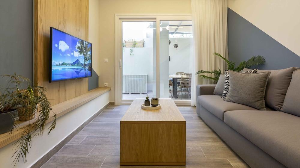 Champions Apt in N. Kosmos Neighbourhood