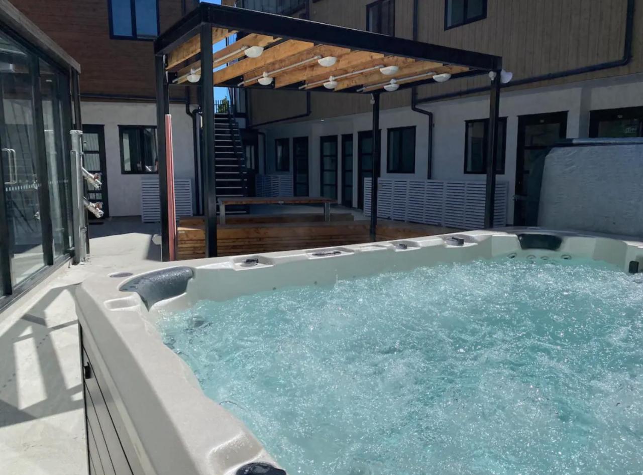 Modern 2-Bedroom Apartment 7-Mins Walk To Queenstown 1