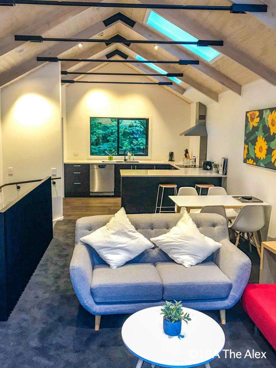 Modern 2-Bedroom Apartment 7-Mins Walk To Queenstown 2