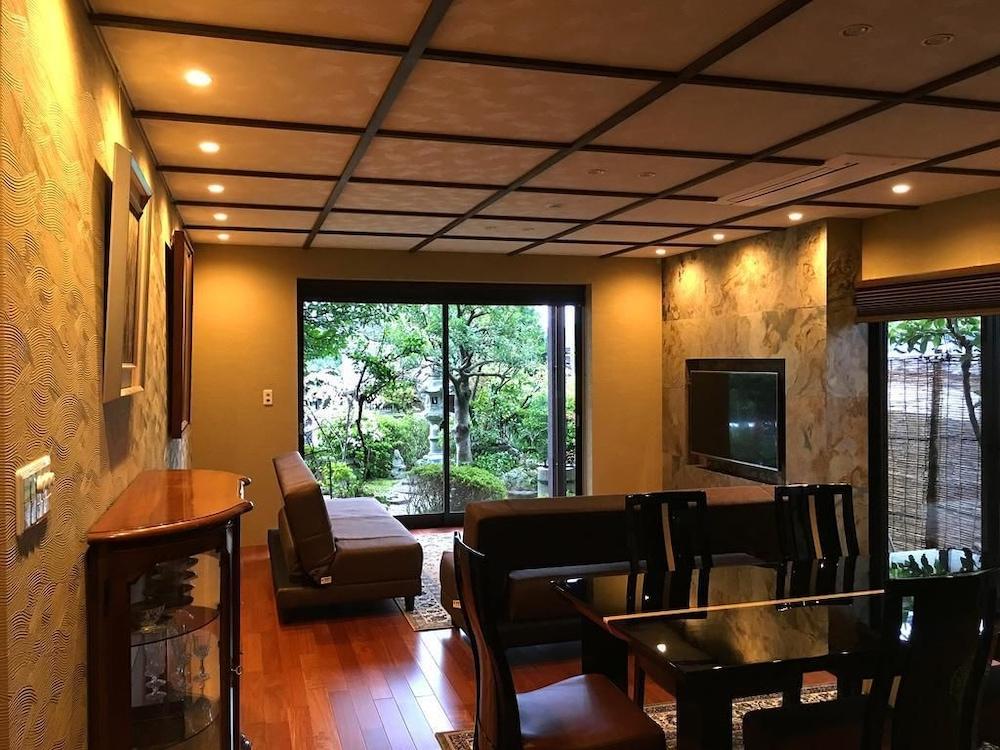 Hananobou Kinkakuji-Michi