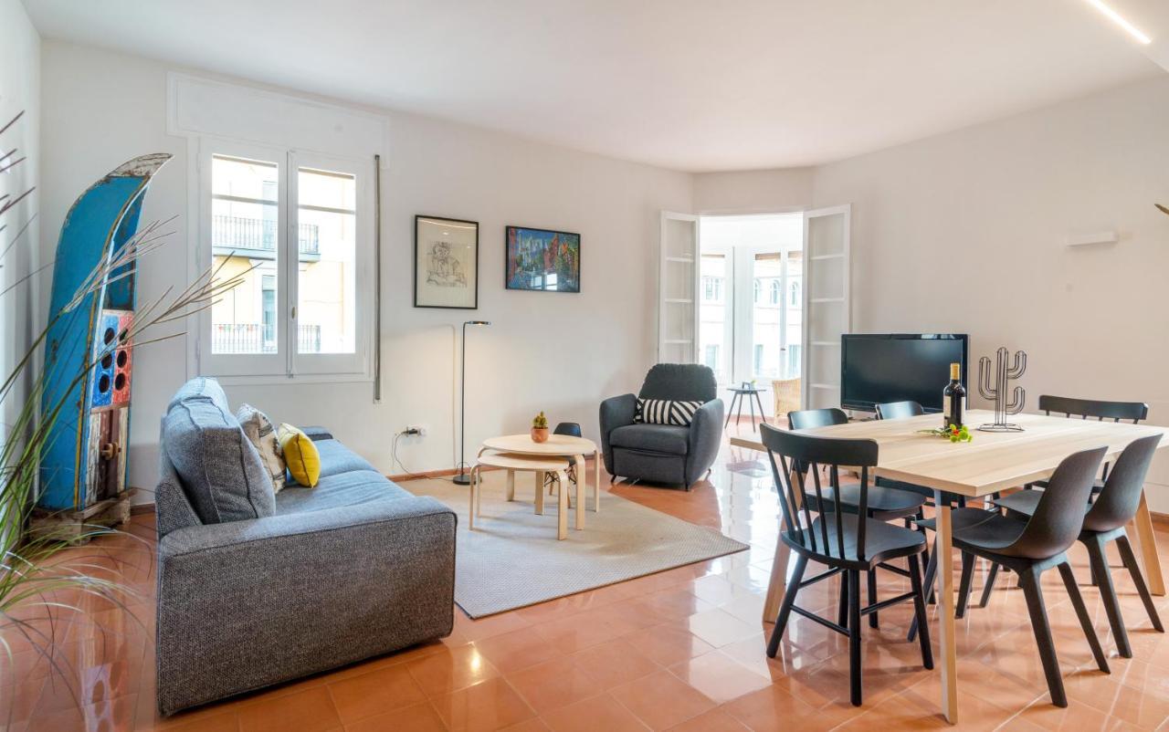 New Top Floor Apt with a Lot of Light & Aircon