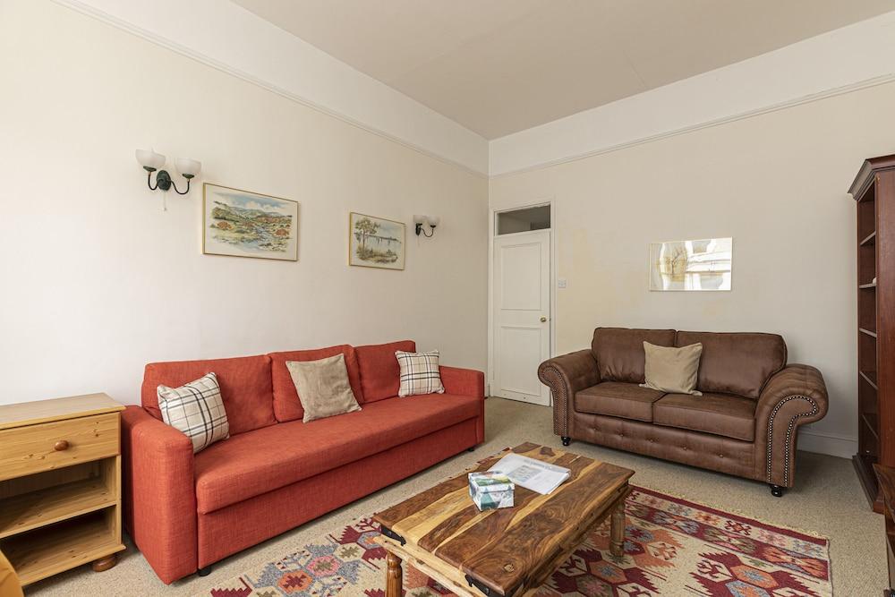 Joivy Charming 1 Bed Flat, Sleeps 4 2