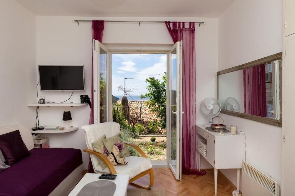 Apartment Purple Rain 1