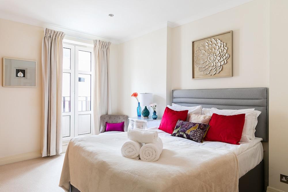 Luxury 5-Bedroom Villa with Parking And AC 2