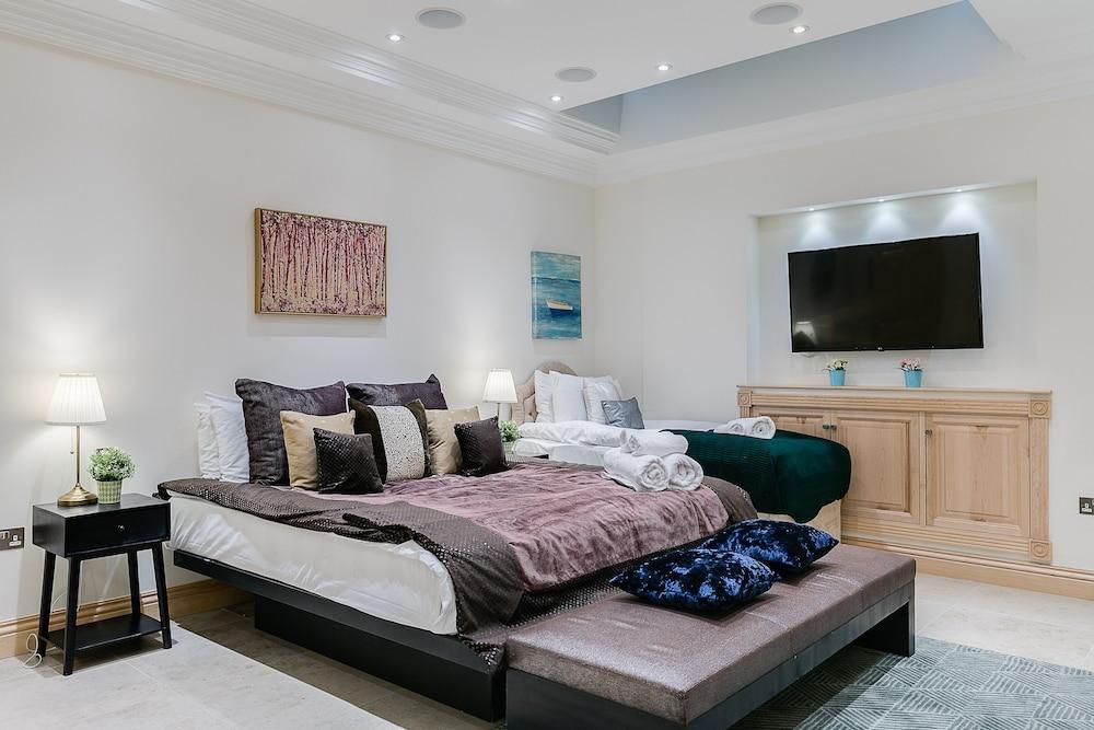 Luxury 5-Bedroom Villa with Parking And AC 1