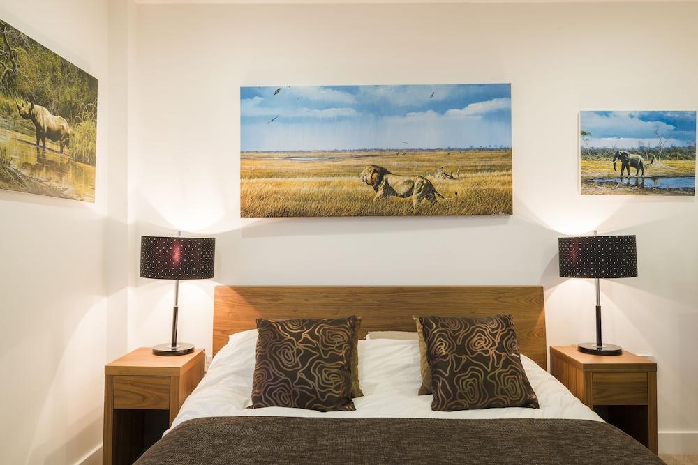 Joivy Trendy Islington Flat for 2 with Patio 1