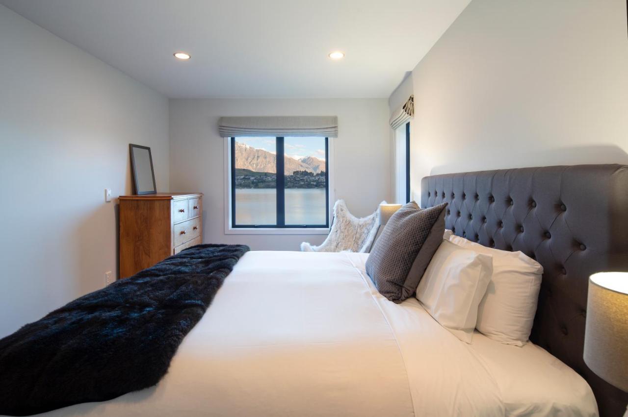 Lakefront Living - Exquisite Views - 4 Bedrooms 1