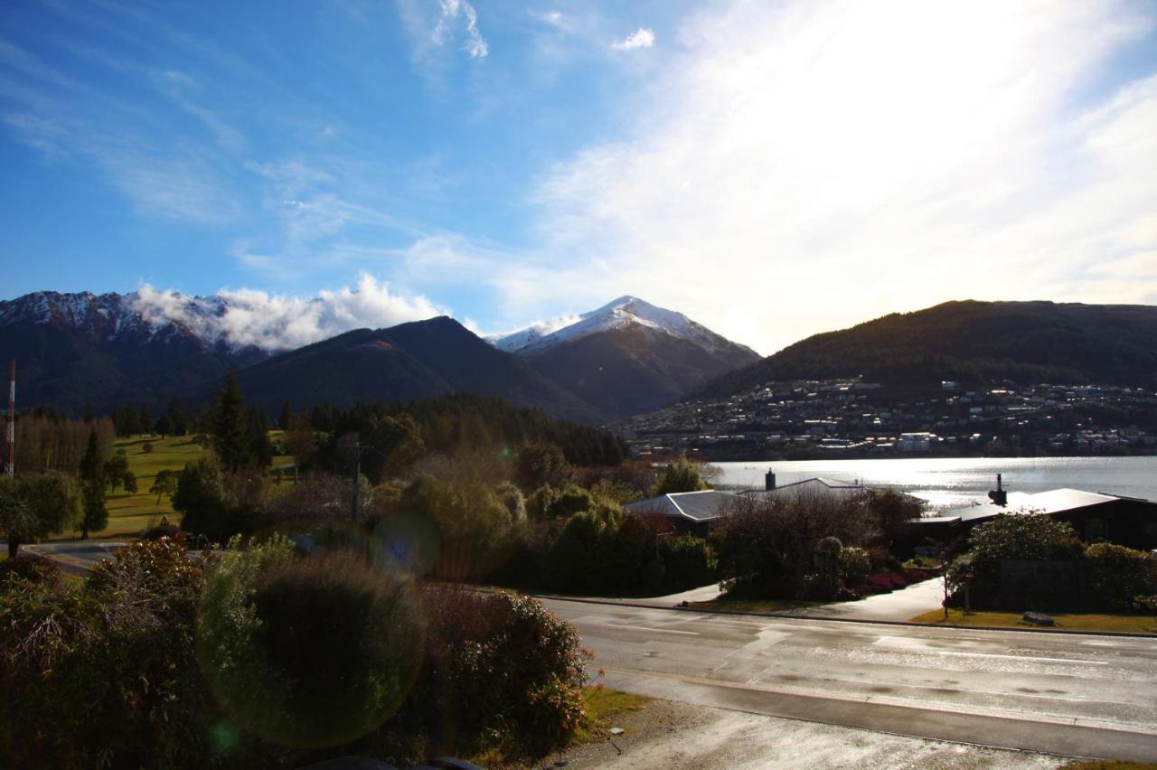 Sunny Lakeside Haven 2