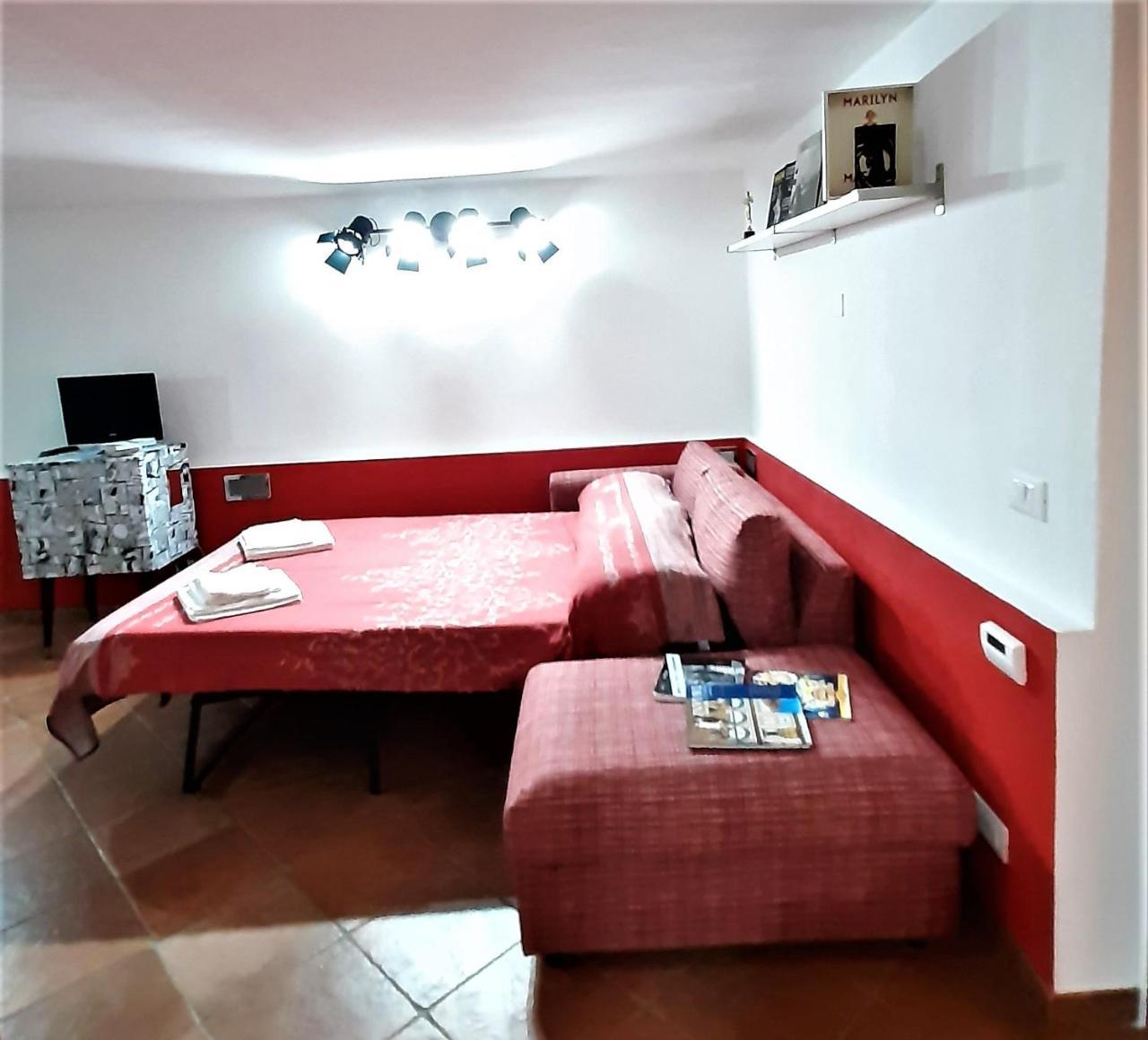 Movie Star Apartment with Garden 2
