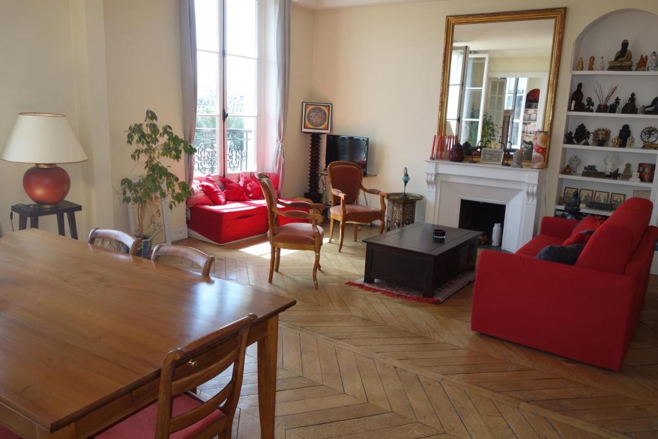 Paris-Sur-Seine-Chez-Caroline