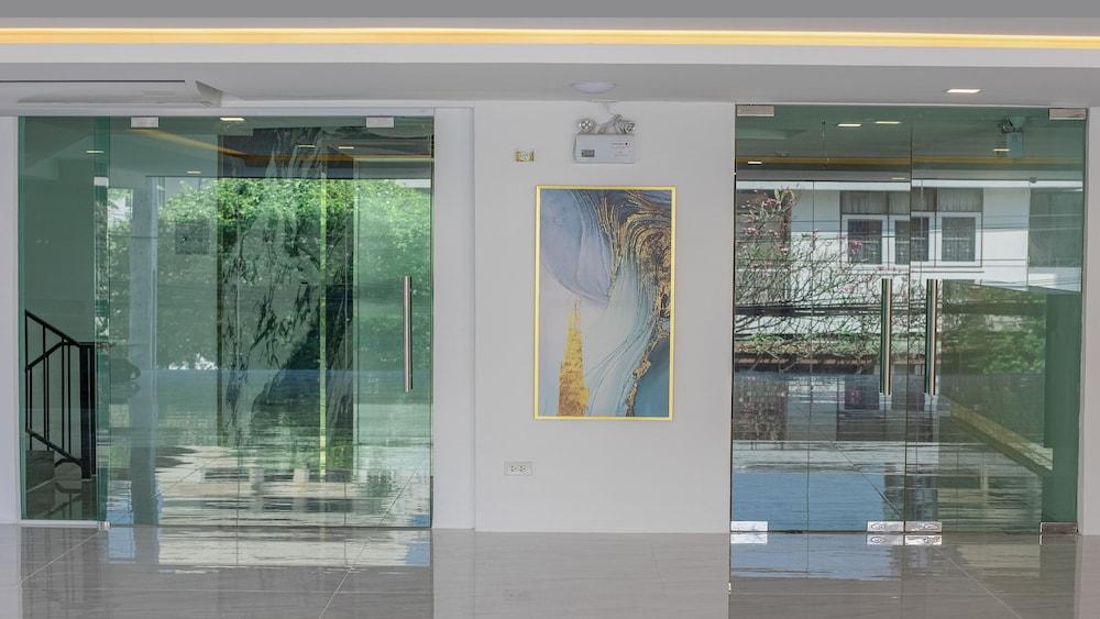 B2 Huai Khwang Premier Hotel