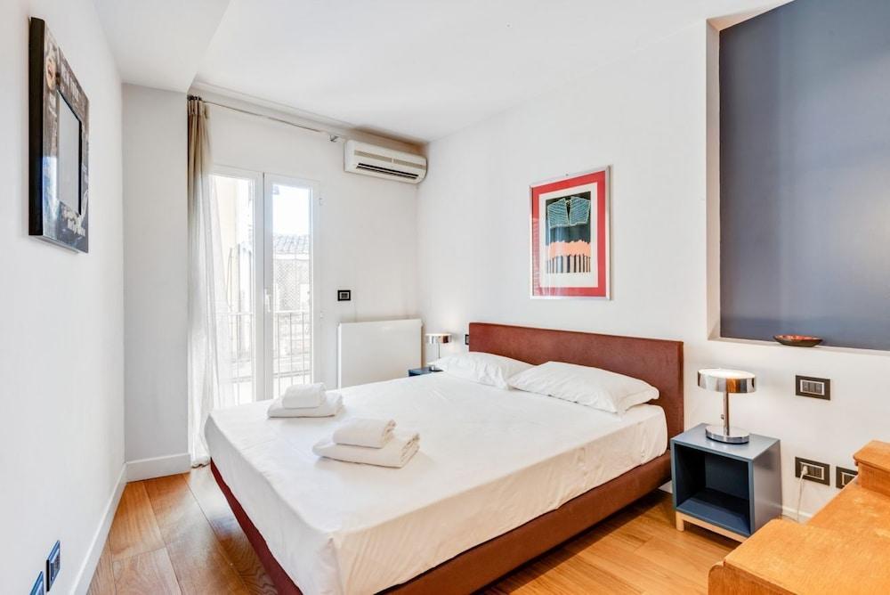 Piazza Santa Croce Design Apartment with Balcony 2