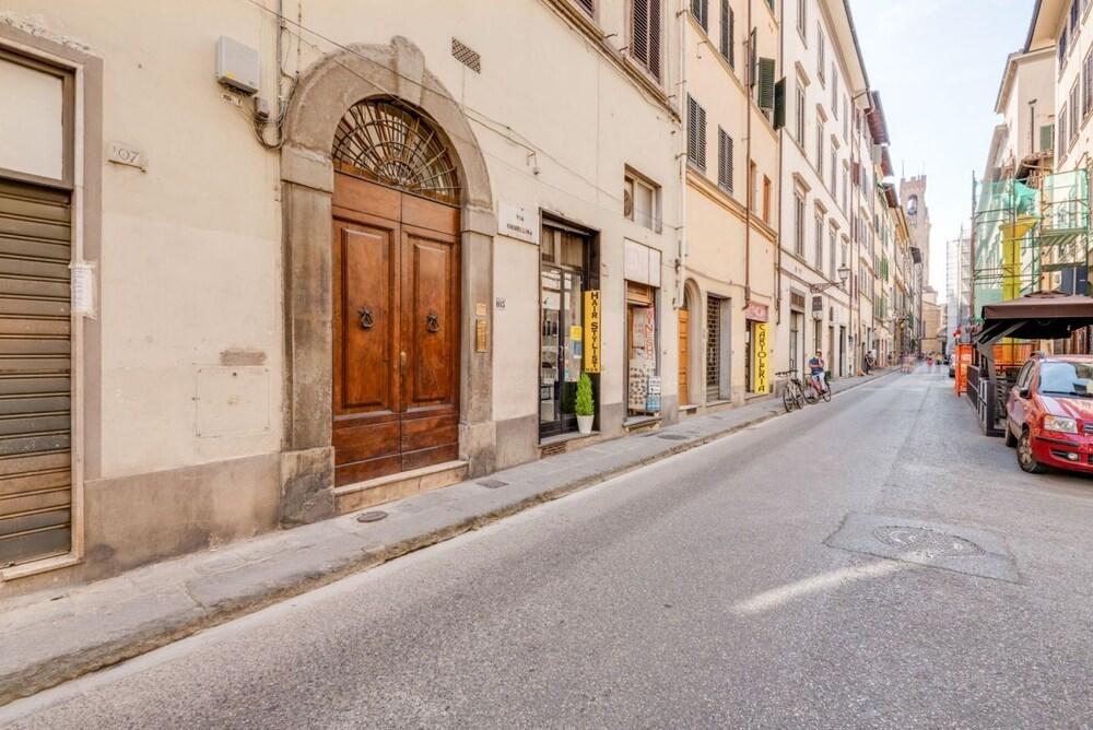 Piazza Santa Croce Design Apartment with Balcony